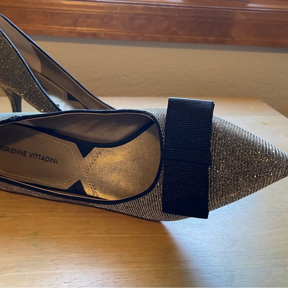 Adrienne Vittadini silver/gold sparkly Bow Pump Size 8.5 - Picture 6 of 14